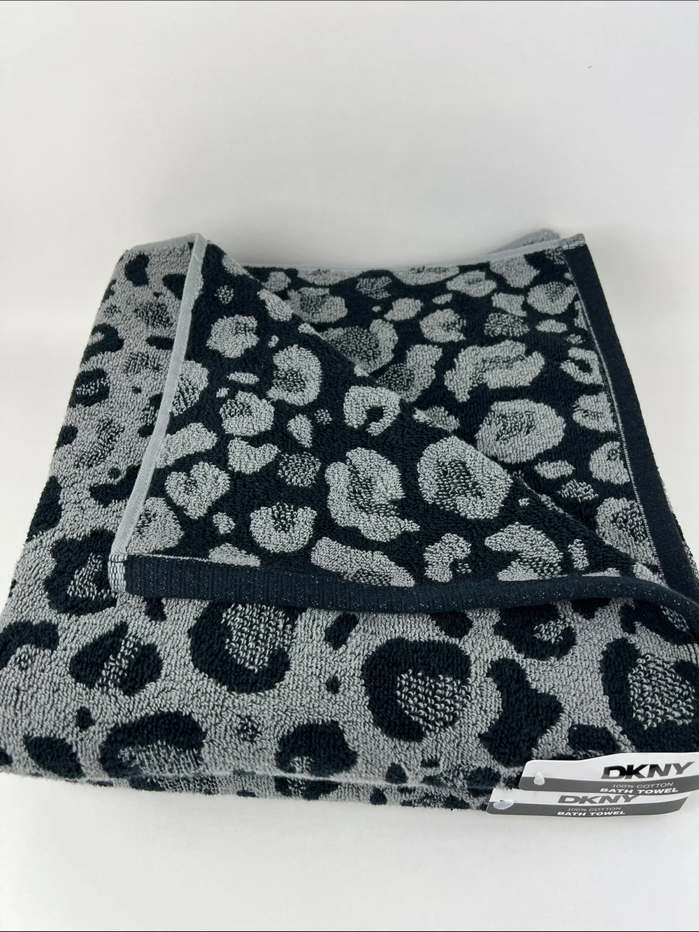 DKNY Bath Towels Black and Gray Bold Leopard Print 100% Cotton 2 Pc NEW